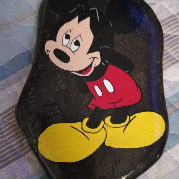 𝑴𝒊𝒄𝒌𝒆𝒚 𝑴𝒐𝒖𝒔𝒆 & 𝑷𝒍𝒖𝒕𝒐 𝑯𝒂𝒏𝒅𝑷𝒂𝒊𝒏𝒕𝒆𝒅 𝑳𝒂𝒌𝒆 𝑹𝒐𝒄𝒌𝒔 - Picture 2 of 16